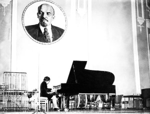 За роялем – Л.А. Стахурская (Круглова). В  большом зале АГК. 1974 г.